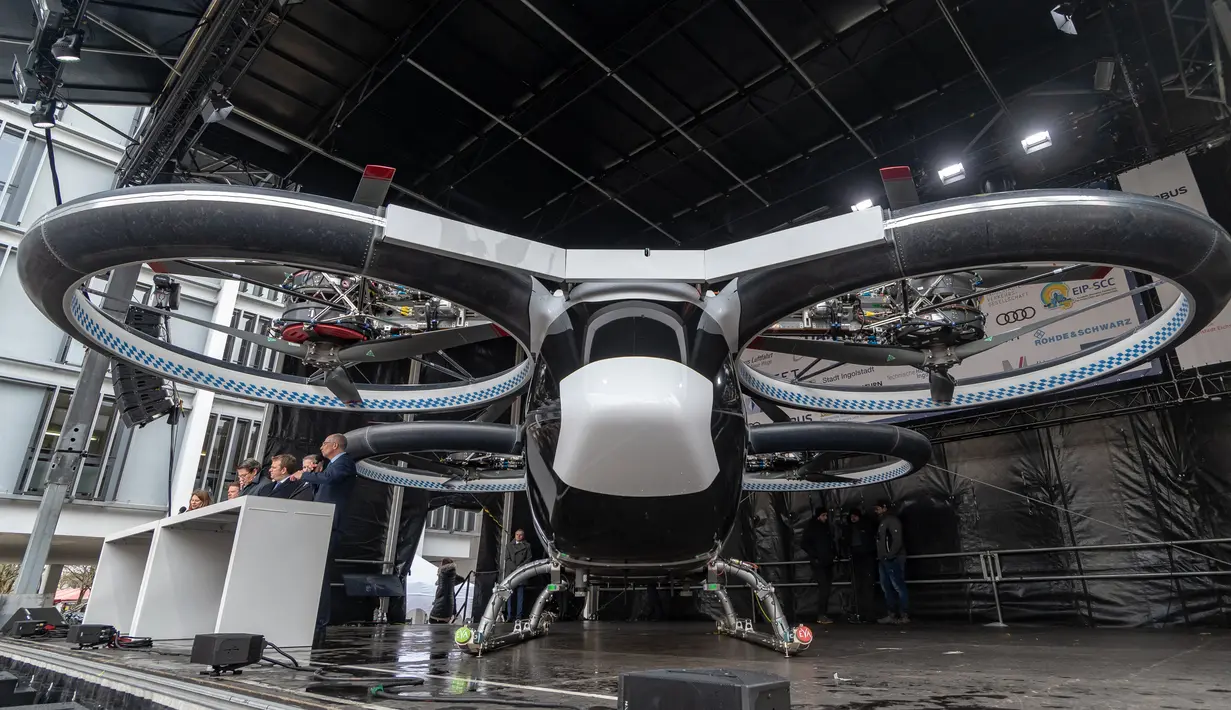 Penampakan prototipe taksi udara CityAirbus saat diperkenalkan di Ingolstadt, Jerman, Senin (11/3). Taksi canggih bertenaga listrik ini mampu mengangkut empat penumpang dan dapat terbang sejauh 50 kilometer lebih. (Armin Weigel/dpa/AFP)
