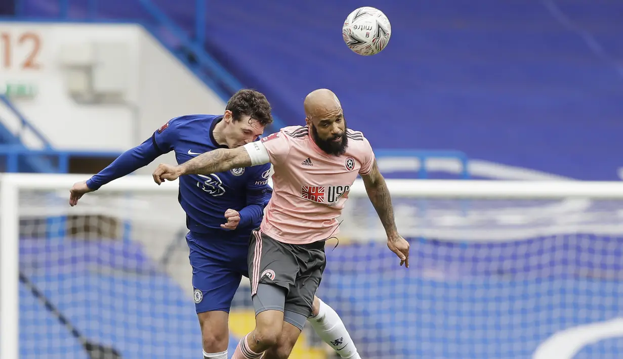 Striker Sheffield United, David McGoldrick (kanan) berduel udara dengan bek Chelsea, Andreas Chistensen dalam laga perempatfinal Piala FA 2020/2021 di Stamford Bridge, London, Minggu (21/3/2021). Sheffield United kalah 0-2 dari Chelsea. (AP/Kirsty Wigglesworth)