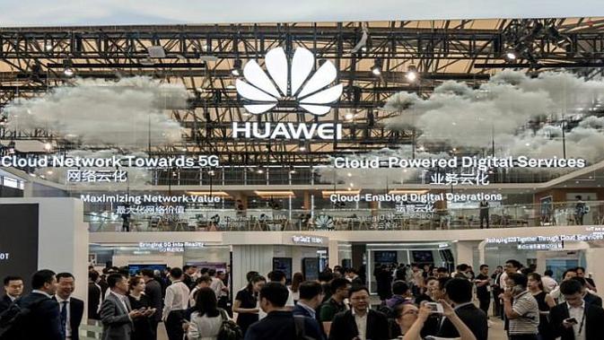 Para pengunjung terlihat di stand Huawei saat Mobile World Congress 2017 di Shanghai, Tiongkok, pada 28 Juni 2017 (Reuters/Stringer)