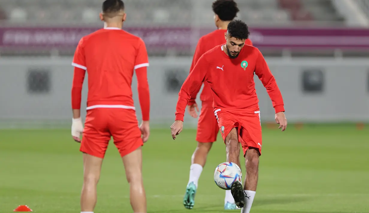 Bek Maroko #03 Noussair Mazraoui mengikuti sesi latihan jelang menghadapi Portugal pada perempat final Piala Dunia 2022, di Stadion Al Duhail SC di Doha, Jumat (9/12/2022). Selama ini, masih belum pernah ada wakil Afrika yang sanggup menginjakkan kaki di semifinal. Maroko ingin menjadi yang pertama. (KARIM JAAFAR / AFP)