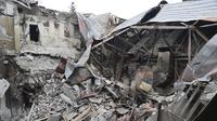 Pemandangan teater Mariupol yang rusak selama serangan di Mariupol, di wilayah di bawah pemerintahan Republik Rakyat Donetsk, Ukraina timur, Senin, 4 April 2022. Gedung teater Mariupol dikabarkan dihantam oleh Rusia dengan bom  pada 16 Maret 2022 lalu. (AP Photo/Alexei Alexandrov)