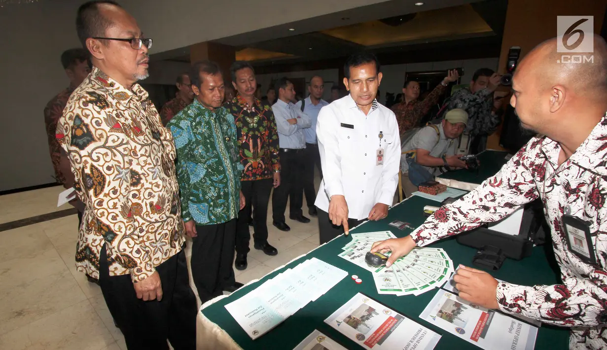 Kepala Badan Pengawas Tenaga Nuklir (Bapetan) Jazi Eko Istiyanto kiri saat menghadiri Konferensi Informasi Pengawasan (Korinwas) Bapetan di Jakarta, Rabu (25/10). (Liputan6.com/Angga Yuniar)