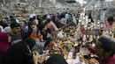 Perayaan Idul Fitri di Pakistan juga diramaikan dengan acara kumpul keluarga untuk saling berbagi makanan dan bertukar hadiah. (AP Photo/Fareed Khan)