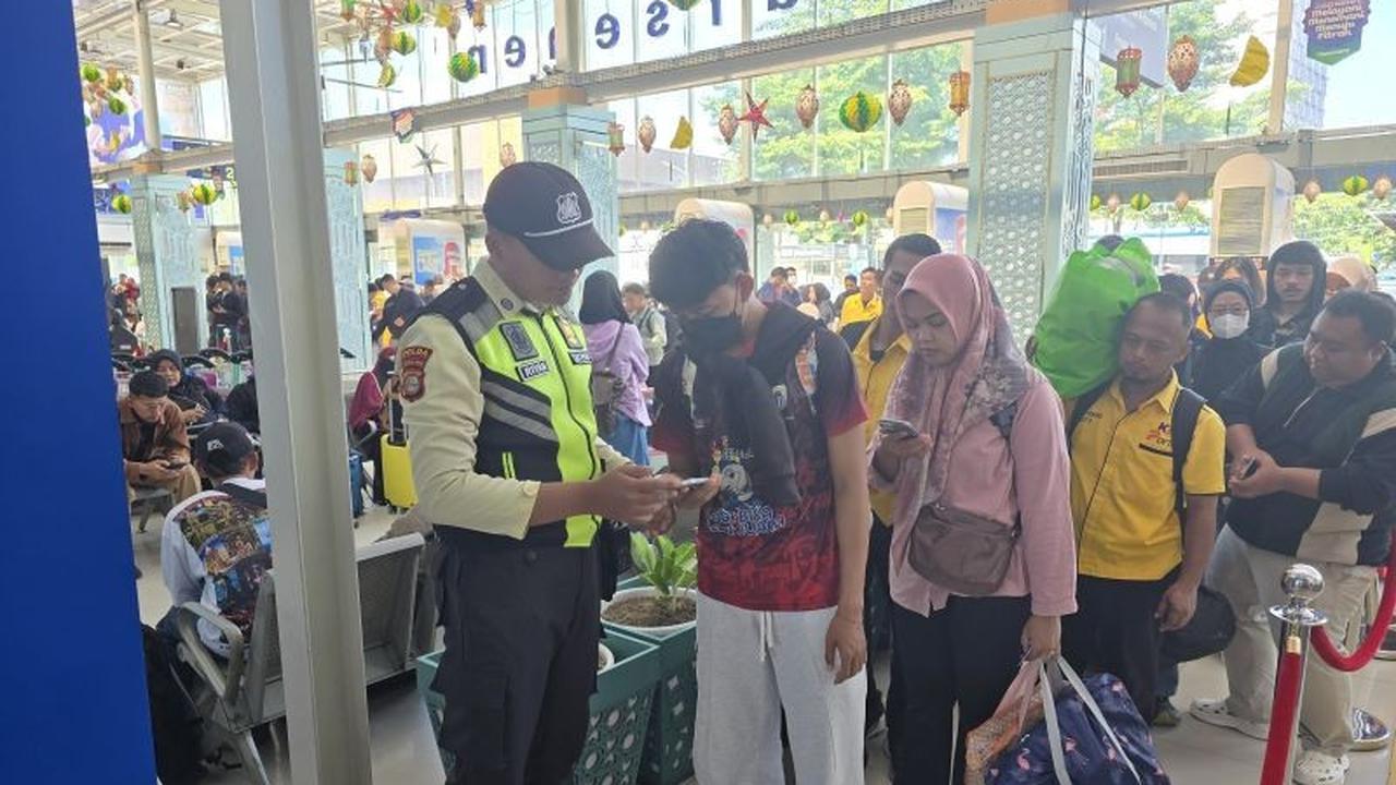 Arus Mudik Lebaran 2026 di Stasiun Pasar Senen Menurun Jelang Hari Raya