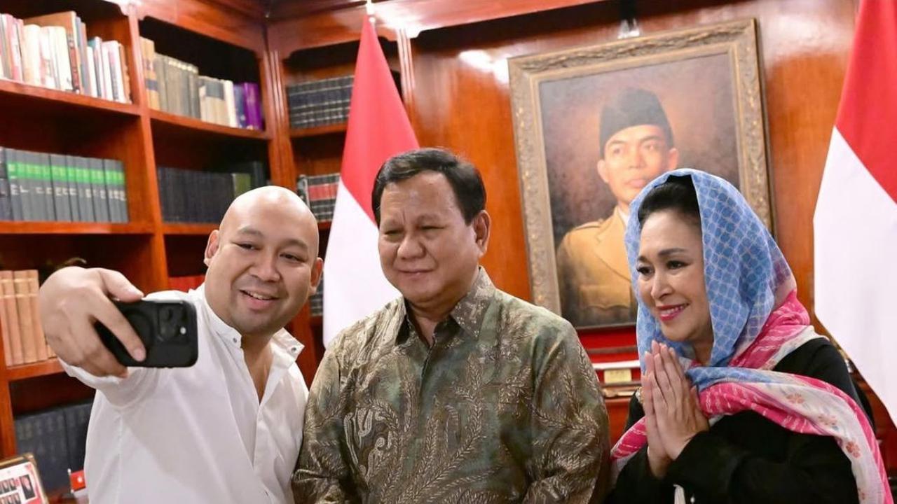 Gaya Busana Lebaran Presiden Prabowo Ucapkan Selamat Idul Fitri bersama Titiek Soeharto dan Didiet Hadiprasetyo