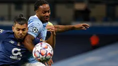 Penyerang FC Porto, Jesus Corona berebut bola dengan penyerang Manchester City, Raheem Sterling pada matchday pertama Grup C Liga Champions di Etihad Stadium, Kamis (22/10/2020) dini hari WIB. Manchester City sukses menaklukan Porto dengan skor 3-1. (Phil Noble/Pool via AP)