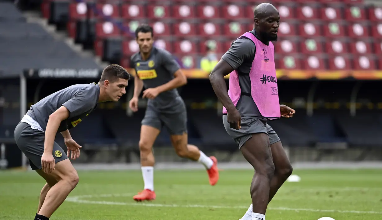 Pemain Inter Milan Romelu Lukaku (kanan) memainkan bola saat sesi latihan di Cologne, Jerman, Kamis (20/8/2020). Inter Milan akan menghadapi Sevilla di final Liga Europa. (AP Photo/Ina Fassbender, Pool)