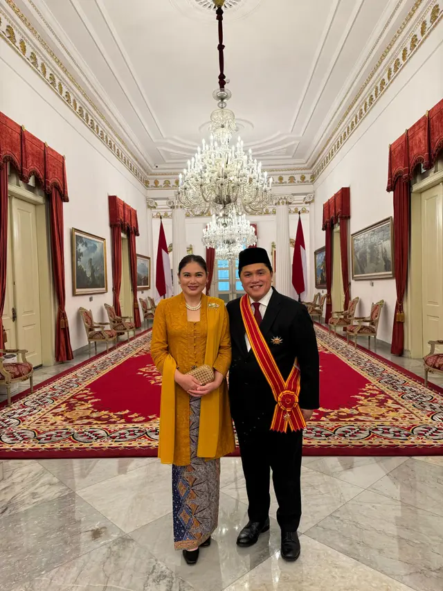 Menteri BUMN Erick Thohir menerima tanda kehormatan dari Presiden Joko Widodo (Jokowi).