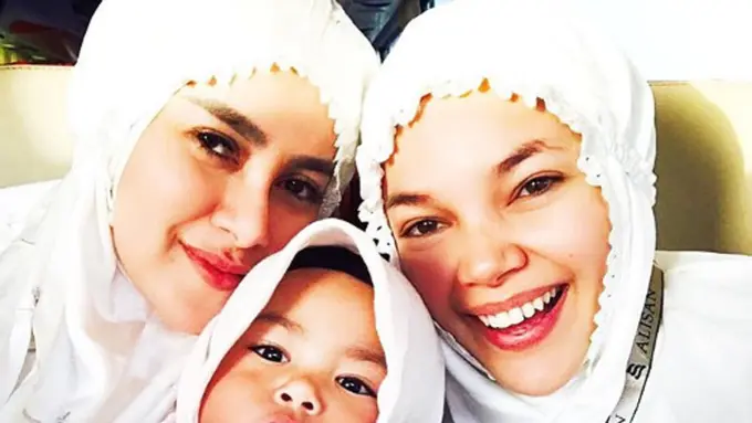 Olla Ramlan dan Dewi Sandra