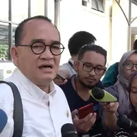Ruhut Sitompul ikut angkat bicara mengenai demo yang terjadi pada 4 November lalu. Ia juga menyebutkan bahwa Ahok memenuhi panggilan Bareskrim Mabes Polri pada hari Senin, (07/11/2016).