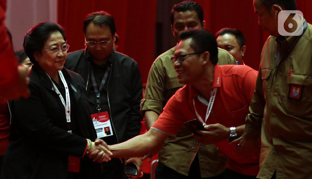 Ketua Umum PDI Perjuangan Megawati Soekarnoputri (kiri) saat menghadiri penutupan Rakernas I PDIP di JIEXPO Kemayoran, Jakarta, Minggu (12/1/2020). Rakernas menghasilkan rekomendasi pembumian ideologi Pancasila, menjaga NKRI dan kebinekaan, kedaulatan wilayah serta ekonomi. (Liputan6.com/JohanTallo)