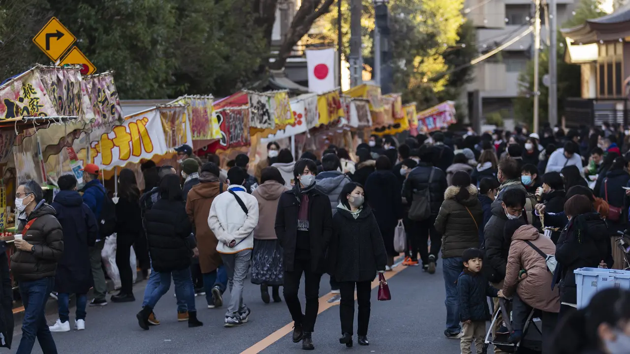 Awali Tahun Baru, Warga Tokyo Berdoa di Kuil Yushima Tenmangu