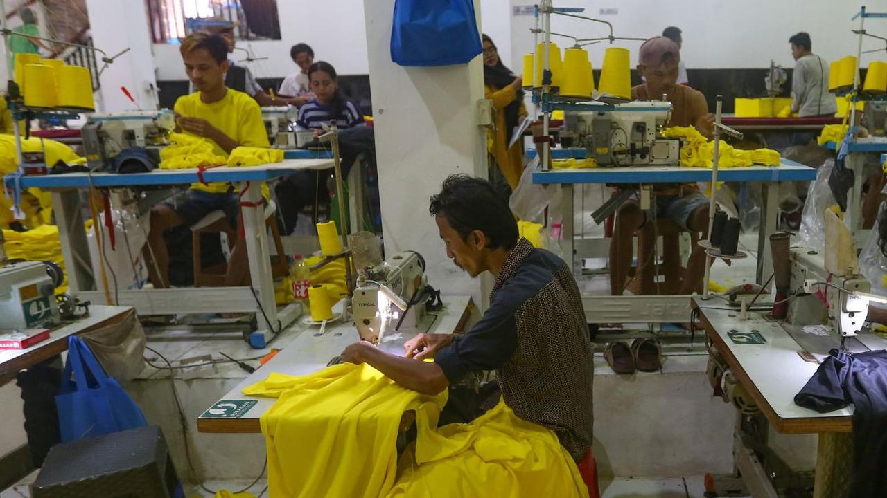 Sejumlah pekerja menjahit kain yang telah disablon saat menyelesaikan pesanan kaos di perusahaan konfeksi Sinergi Adv, kawasan Srengseng Sawah, Jakarta, Selasa (2/7/2024). Kenaikan nilai mata uang dolar Amerika Serikat (AS) terhadap Rupiah hingga minurunn