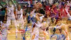 Para Pemain Satria Muda dan Garuda Bandung berebut bola pada  perempat final Playoffs Indonesia  Basket League (IBL) di Britama Arena, Jakarta, Selasa (17/5/2016). (Bola.com/Nicklas Hanoatubun)