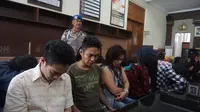 Sejumlah orang ditangkap polisi dari kos-kosan yang diduga jadi tempat esek-esek. (Liputan6.com/Okan Firdaus)