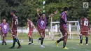 Pemain depan Persija, Addison Alves (tengah) bersorak saat latihan resmi penyisihan Grup H Piala AFC 2018 melawan Johor Darul Takzim di Lapangan B Kompleks GBK, Jakarta, Senin (9/4). Laga akan digelar, Selasa (10/4). (Liputan6.com/Helmi Fithriansyah)