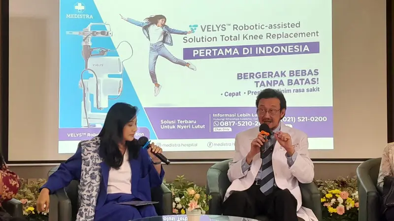 Profesor Nicolaas Budhiparama MD, PhD, SpOT(K) FICS memimpin operasi penggantian lutut menggunakan teknologi Velys Robotic pertama di Indonesia.