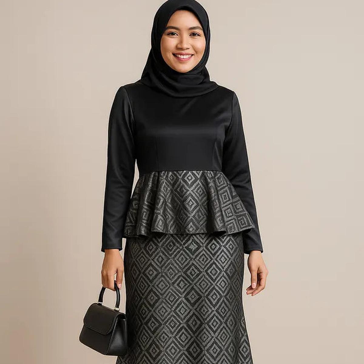 10 Model Gamis Batik Kombinasi Hitam Polos dan Silver, Jadi Outfit Kece Selama 2025