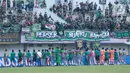 Pemain Persebaya Surabaya merayakan kemenangan atas Persita Tangerang pada laga Liga 1 di Stadion Indomilk Arena, Tangerang, Rabu (18/1/2023). Persebaya menang dengan skor 5-0. (Bola.com/M Iqbal Ichsan)