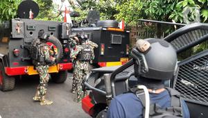 Sejumlah personel Brimob Polri tiba di kediaman Ferdy Sambo, Jalan Saguling III, Duren Tiga Barat, Pancoran, Jakarta Selatan, Selasa (9/8/2022). Sebelumnya, lima orang perwakilan Lembaga Perlindungan Saksi dan Korban (LPSK) bertandang ke kediaman istri Irjen Ferdy Sambo, Putri Candrawathi. (Liputan6.com/Ady Anugrahadi)