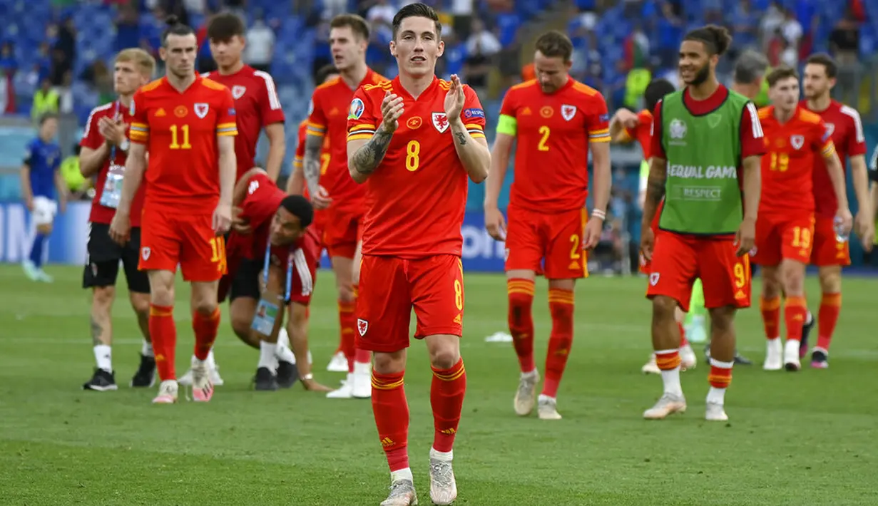 Pemain Wales Harry Wilson memberi tepuk tangan kepada para penggemar usai melawan Italia pada pertandingan Grup A Euro 2020 di Stadion Olimpiade Roma, Italia, Minggu (20/6/2021). Italia menang 1-0. (Riccardo Antimiani, Pool via AP)