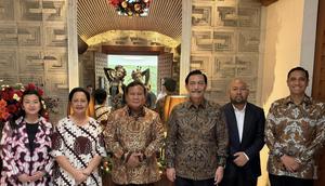 Presiden Prabowo Subianto bersama putranya, Didit Hediprasetyo menemui Ketua Dewan Ekonomi Nasional (DEN), Luhut Binsar Pandjaitan di kediamannya, Jakarta, Kamis (25/12/2025). (Istimewa)