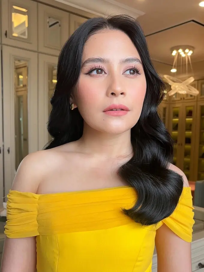 Bak Princess Belle, Prilly Latuconsina Tampil Memesona dengan Gaun Kuning dan Riasan Natural dari Implora