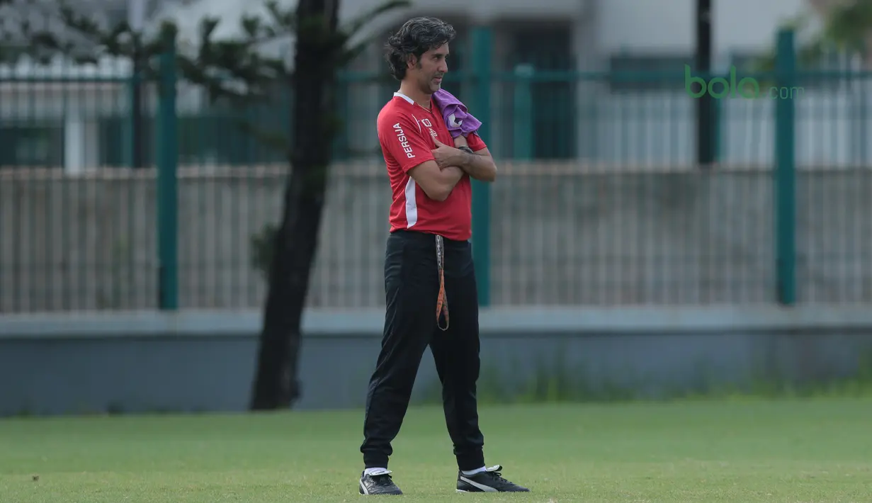 Pelatih Persija Jakarta, Stefano Teco santai menyaksikan anak asuhya berlatih jelang Piala AFC 2018 di Lapangan ABC, Senayan, Jakarta (27/2/2018). Persija melawan Tampines Rovers pada 28 Februari 2018. (Bola.com/Nick Hanoatubun)