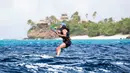 Aksi Barack Obama saat menaiki kite surfing di Kepulauan Karibia, Selasa (7/2). Obama dijamu oleh miliarder Richard Branson saat berlibur di Karibia. (AP/Jack Brockway)