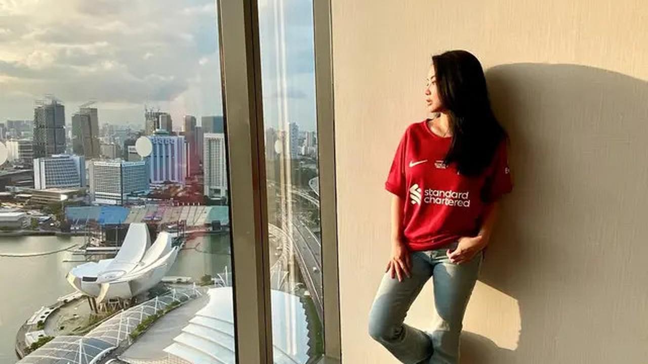 6 Gaya Padu Padan Jeans ala Dearly Djoshua, Teman Kondangan Ari Lasso di Resepsi Luna Maya
