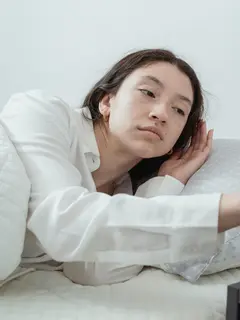 Suara alarm yang tiba-tiba ternyata bisa memicu lonjakan tekanan darah dan detak jantung yang dapat merusak mood Sahabat Fimela sepanjang hari, lho.  [Dok/Pexels.com/Miriam Alonso].