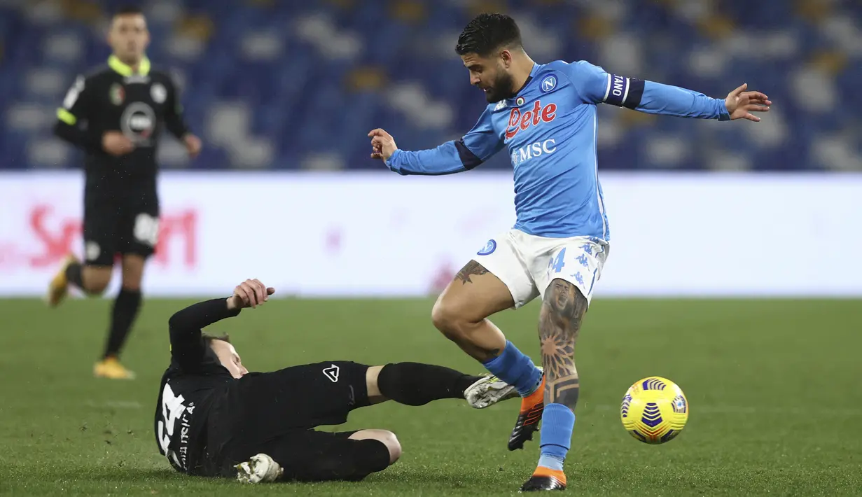 Gelandang Spezia, Nahuel Estevez berusaha merebut bola dari penyerang Napoli, Lorenzo Insigne pada pertandingan perempat final Coppa Italia di stadion Maradona di Naples, Italia, Jumat (29/1/2021). Kemenangan ini mengantarkan Napoli ke semifinal Coppa Italia. (Alessandro Garofalo/LaPresse via AP)