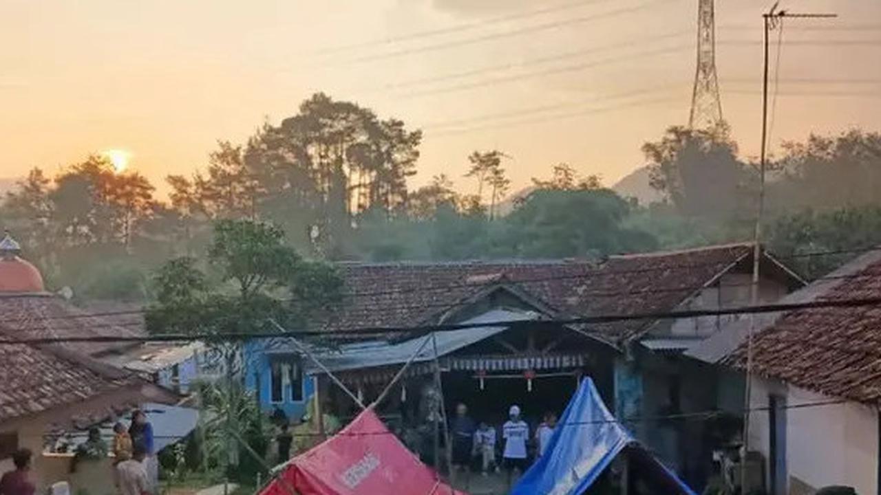 Diguncang Gempa 50 Kali, Warga Bogor Mengungsi ke Tenda Darurat