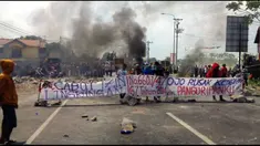 Demonstrasi menolak pembangunan pabrik semen di Pati berakhir ricuh. Aksi yang digelar sejak Kamis (23/7/2015), mencapai puncaknya saat salah satu pengunjuk rasa diduga tertembak.