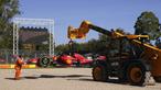 Petugas mengeluarkan mobil milik pembalap Scuderia Ferrari, Charles Leclerc dari gravel setelah terjadi senggolan dengan Lance Stroll di tikungan 3 dalam balapan Formula 1 GP Australia di Sirkuit Albert Park, Melbourne, pada Minggu (2/4/2023). (AP Photo/Scott Barbour)