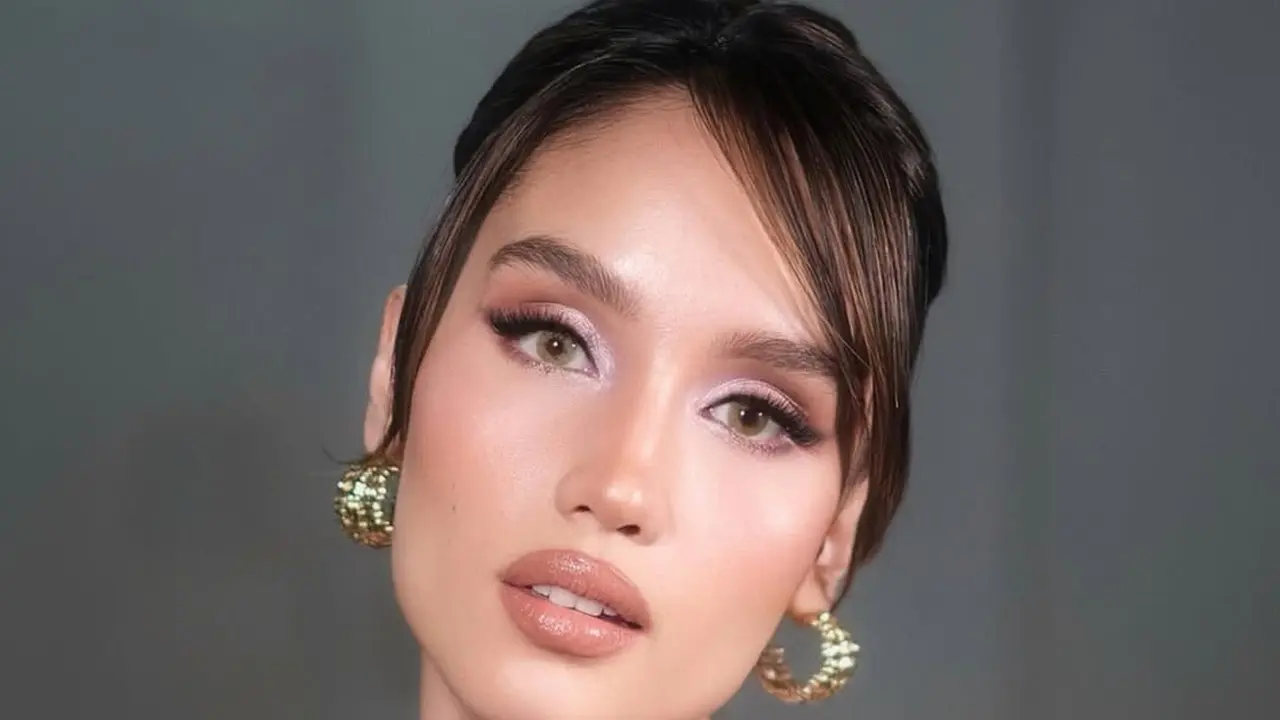 Cinta Laura Tampil Glamor dengan Y2K Makeup Look Penuh Glitter, Karya Rhay David