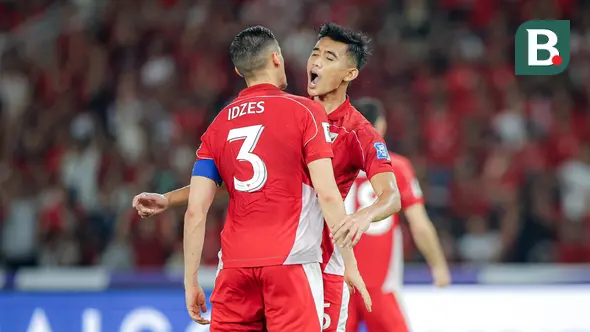Dua penggawa lini pertahanan Timnas Indonesia, Jay Idzes dan Rizky Ridho, melakukan selebrasi setelah menggagalkan peluang Bahrain dalam laga lanjutan Kualifikasi Piala Dunia 2026 zona Asia di Stadion Utama Gelora Bung Karno (SUGBK) Senayan, Jakarta, Selasa (25/3/2025). (Bola.com/Bagaskara Lazuardi)