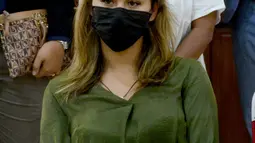 Leia Se mengenakan masker saat konferensi pers sebelum dideportasi di kantor Kemenkumham Bali, Rabu (5/5/2021). Wanita kelahiran 9 Februari 1996 itu dideportasi pada Rabu (5/5/2021). (AFP/Sonny Tumbelaka)