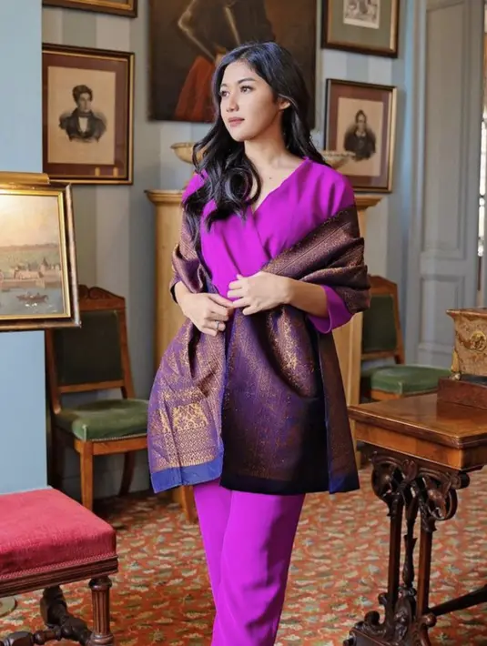 Benang emaas pada kain yang digunakan memberikan kesan mewah yang tak terbantahkan. Erina memadukannya secara sederhana dengan gaya rambut dan pulasan makeup tipis. Secara keseluruhan tampilannya begitu memukau. [Foto: Instagram/ Erina Gudono]
