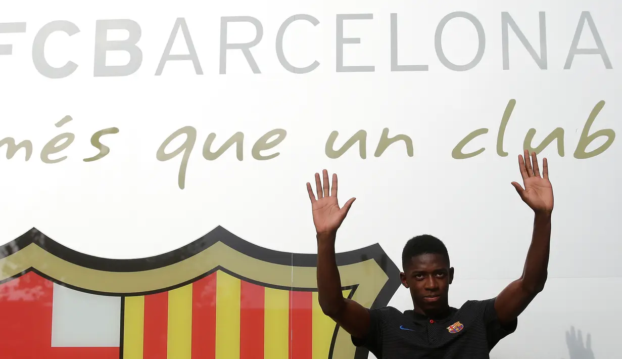 Penyerang baru Barcelona, Ousmane Dembele menyapa awak media saat sesi perkenalan di luar Stadion Camp Nou, Barcelona, Spanyol, (27/8). Dembele dibeli Barcelona dari Borussia Dortmund. (AP Photo / Manu Fernandez)