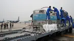 Tim penyemaian awan bersama prajurit Angkatan Udara menyiapkan tangki berisi larutan air garam di Pangkalan Udara Militer Subang, Malaysia, Kamis (19/9/2019). Malaysia melakukan operasi penyemaian awan untuk mendorong hujan dalam mengatasi kabut asap yang melanda. (AP Photo/Vincent Thian)