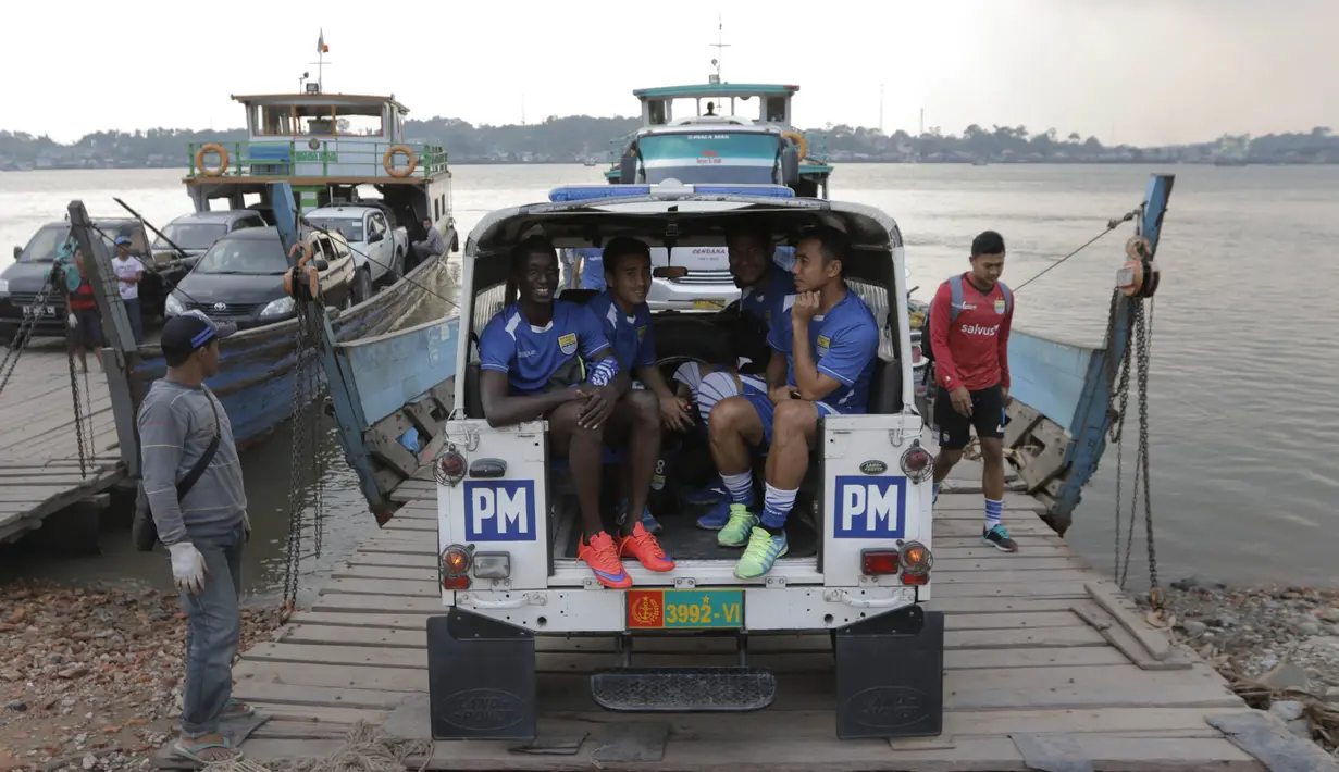 Pemain Persib melintasi Sungai Mahakam untuk berlatih jelang semi final Piala Presiden melawan Mitra Kukar di Stadion Aji Imbut, Tenggarong, Kaltim, Sabtu (3/10/2015). (Bola.com/Vitalis Yogi Trisna) 