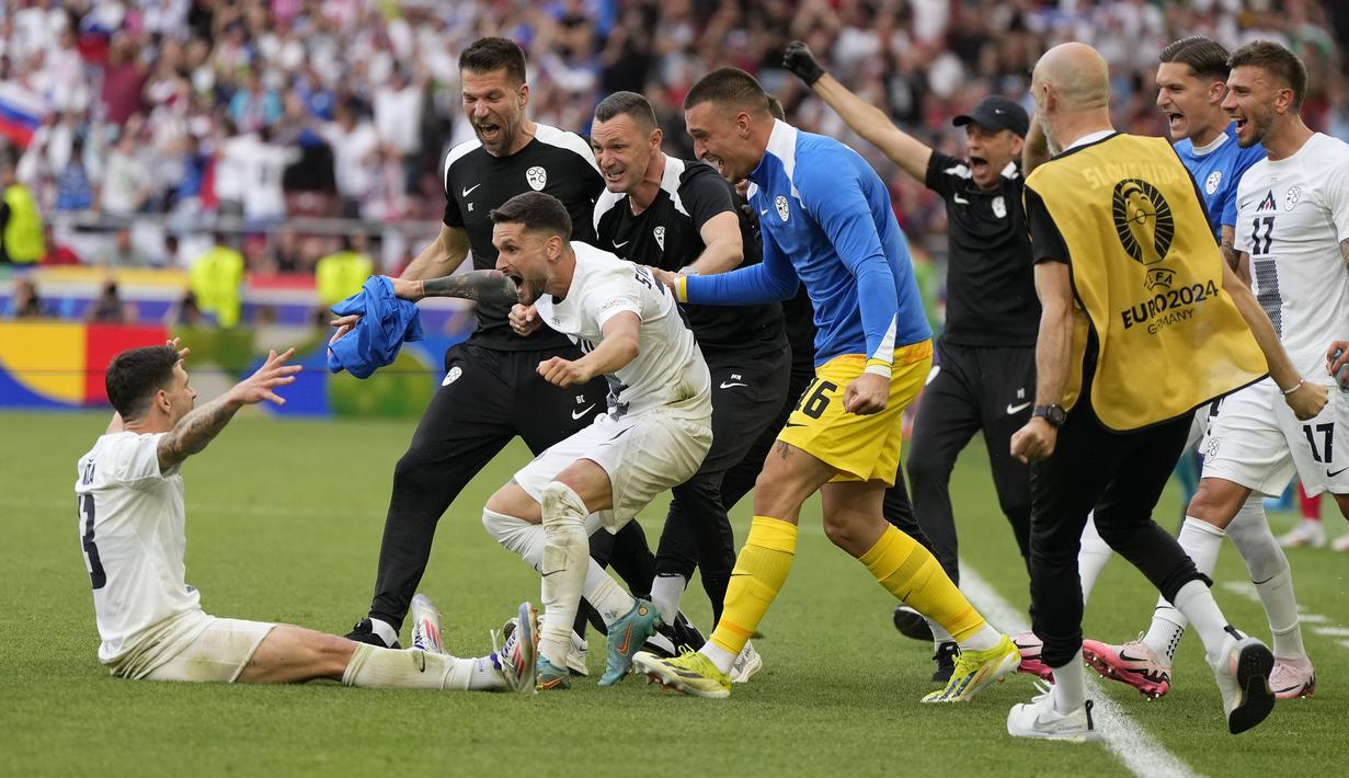 Selebrasi bek Timnas Slovenia, Erik Janza (kiri) setelah mencetak gol penyeimbang 1-1 ke gawang Timnas Denmark pada laga Grup C Euro 2024 di MHPArena, Stuttgart, Jerman, Minggu (16/6/2024). (AP Photo/Matthias Schrader)