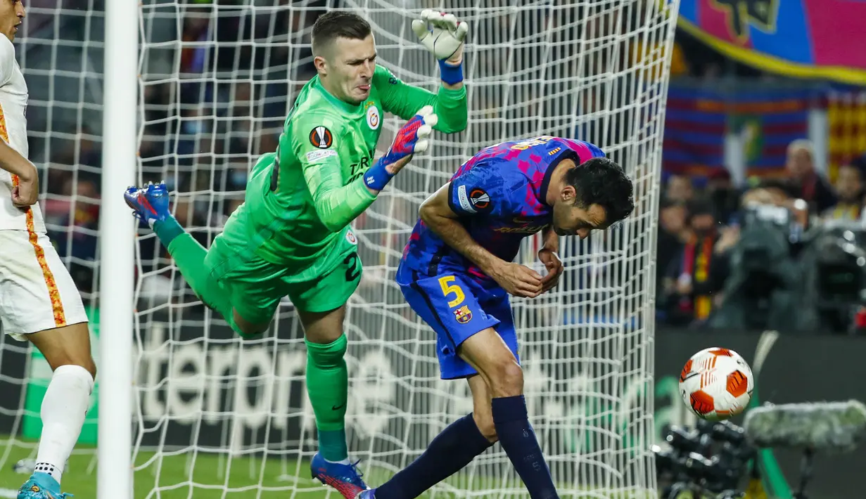 Salah satu sosok pemain yang menonjol pada laga tersebut adalah kiper Galatasaray, Inaki Pena. (AP/Joan Monfort)
