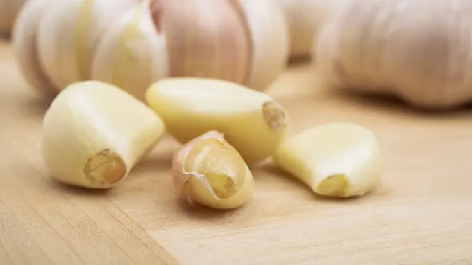Kekuatan Mengejutkan Makan Bawang Putih Saat Perut Kosong