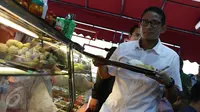 Cawagub DKI Jakarta, Sandiaga Uno membeli makan siang disela kampanyenya di ITC Mangga Dua, Jakarta Utara, Kamis (3/11). Di ITC tersebut, Sandiaga menyempatkan diri mendengar keluh kesah para pedagang. (Liputan6.com/Gempur M Surya)