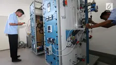 Siswa mengecek sistem kerja pressure level flow di SMK Ora et Labora, BSD Tangerang Selatan, Kamis (18/9). SMK yang baru diresmikan ini membantu program pemerintah mewujudkan pembangunan ketenagalistrikan. (Liputan6.com/Fery Pradolo)