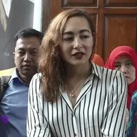 Dewi Rezer dan Marcellino Lefrandt baru saja menjalani sidang perceraian pertamanya di Pengadilan Negeri, Jakarta Selatan. Marcellino tidak hadir, Dewi mengaku grogi hadapi sidang perdana ini.