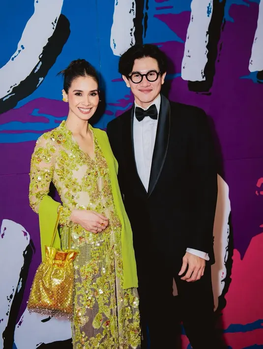 Pasangan Marsha Timothy dan Vino G Bastian juga tak pernah gagal memesona. Gaya couplean keduanya di red carpet ini patut diacungi jempol. Marsha Timothy tampil menawan dengan kebaya hijau lime dengan payet cantik dan selendang yang serasi, dipadu kain batik sebagai rok. Sedangkan Vino tampil dengan setelan jas dan celana panjang hitam, kemeja putih, dan dasi kupu-kupu. [Foto: Instagram/marshatimothy]