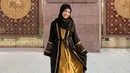 Fuji tampil menawan dengan abaya hitam dengan sentuhan warna kuning. Abaya yang dikenakannya berwarna kuning dengan outer hitam. Fuji memadukan penampilannya dengan hijab dan innernya yang sama-sama berwarna hitam. [Foto: Instagram/fuji_an]